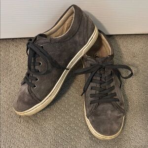 Women’s Ugg suede sneakers Sz 8.5